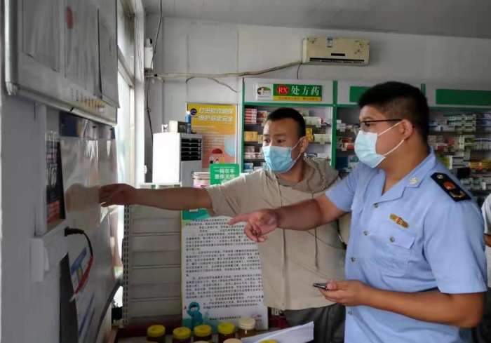 圖為該局監管人員在一家藥店檢查。史恒恒攝