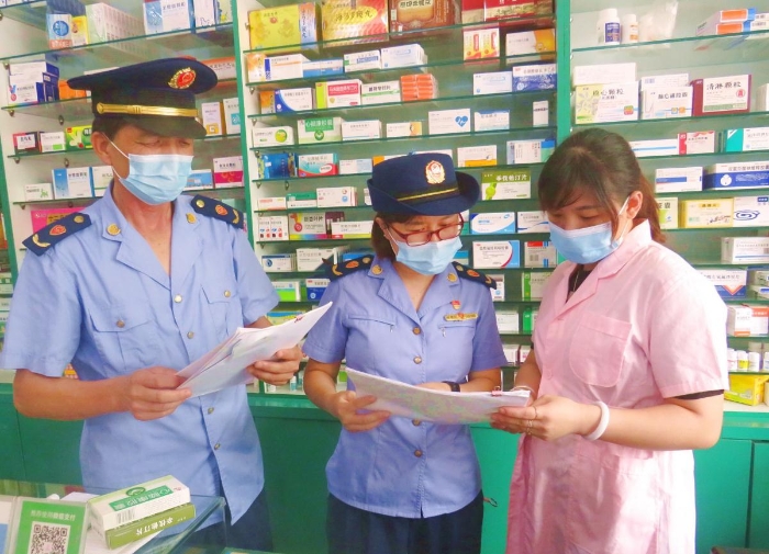 圖為8月21日，該局執法人員深入藥店開展藥品零售企業疫情防控的監督檢查。