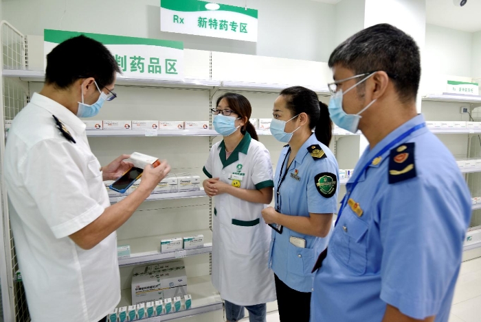 圖為執法人員在一家藥店檢查。 圖為執法人員在一家藥店檢查。