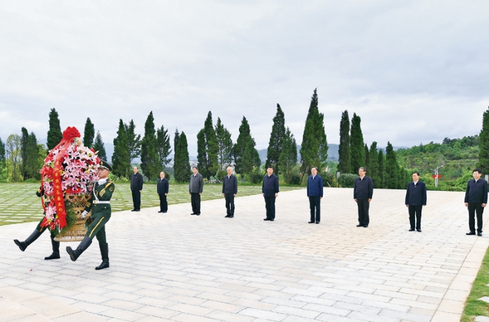 2021年4月25日至27日，中共中央總書記、國家主席、中央軍委主席習(xí)近平在廣西考察。這是25日上午，習(xí)近平在位于桂林市全州縣的紅軍長征湘江戰(zhàn)役紀(jì)念園，向湘江戰(zhàn)役紅軍烈士敬獻花籃。 新華社記者 謝環(huán)馳/攝