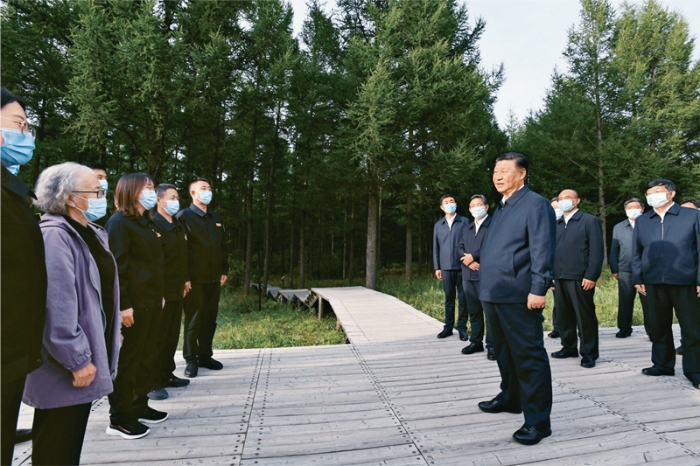 2021年8月23日至24日，中共中央總書記、國家主席、中央軍委主席習(xí)近平在河北省承德市考察。這是23日下午，習(xí)近平在塞罕壩機械林場尚海紀(jì)念林考察時，同林場職工代表親切交流。 新華社記者 李學(xué)仁/攝