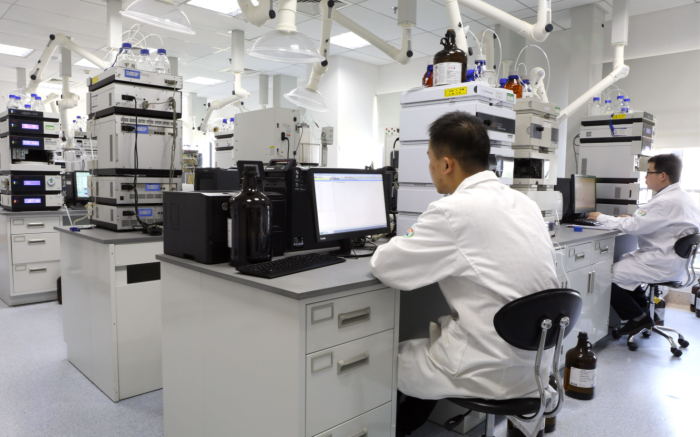 圖為湖北省藥品監督檢驗研究院中藥質量控制重點實驗室科研人員進行配方顆粒標準研究，拍攝人：馮頌橋