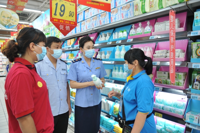 圖為執(zhí)法人員對(duì)化妝品進(jìn)行檢查。