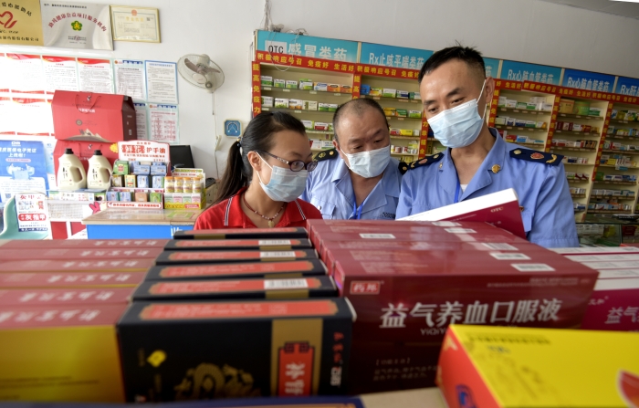 圖為執法人員在一家藥店檢查中成藥質量。