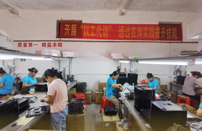 廣西忻城縣遂意鄉(xiāng)遂意村的家庭婦女經(jīng)過(guò)專(zhuān)門(mén)培訓(xùn)，成為醫(yī)療器械生產(chǎn)鏈條上的產(chǎn)業(yè)工人。圖為她們?cè)诰蜆I(yè)扶貧車(chē)間為人體成分分析儀的前段半成品加工。