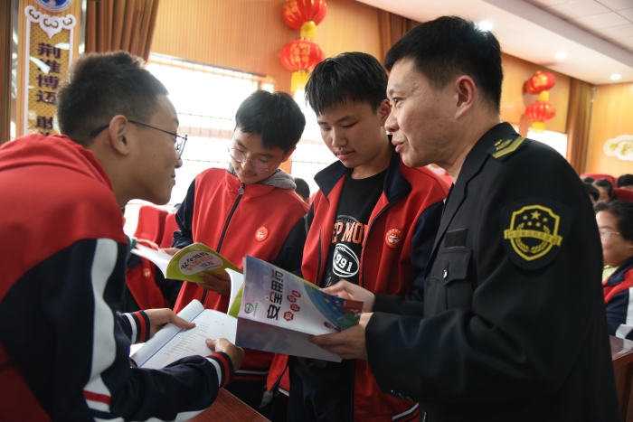 圖為工作人員向學生講解安全用藥知識。