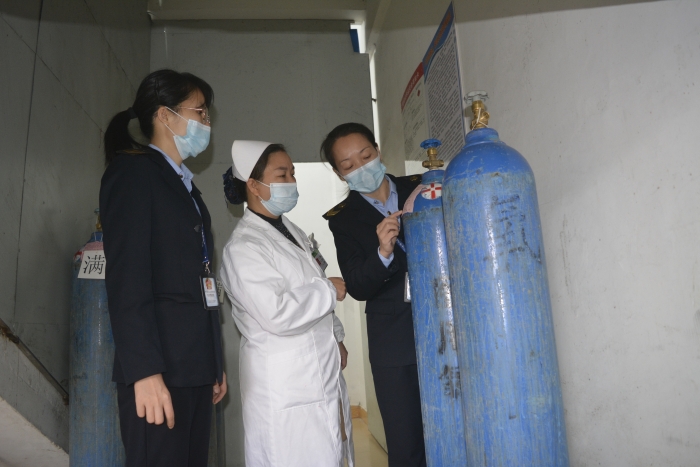 圖為執法人員在某醫療單位檢查醫用氧。