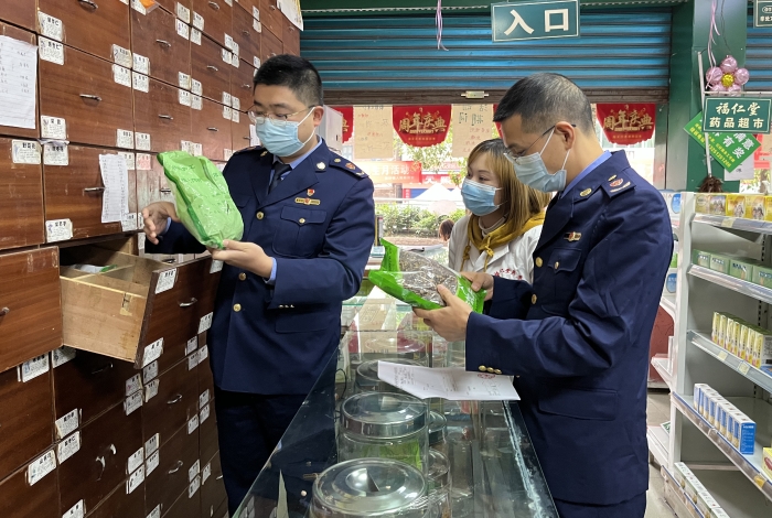 圖為執法人員在藥店檢查。