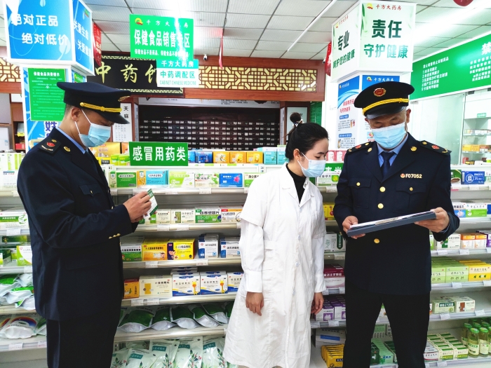 圖為執(zhí)法人員在一家藥店檢查。