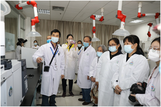 1.參觀群眾認真觀看藥品生產流水線（藍必賢）