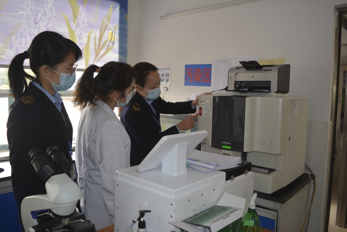 圖為執(zhí)法人員在醫(yī)療單位檢查全自動(dòng)五分類(lèi)血球分析儀。