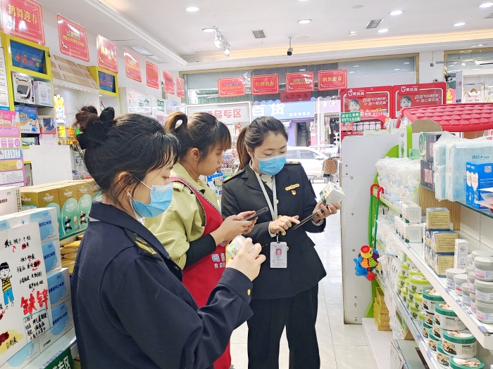 圖為四川省眉山市市場監管局監管人員開展兒童化妝品專項檢查