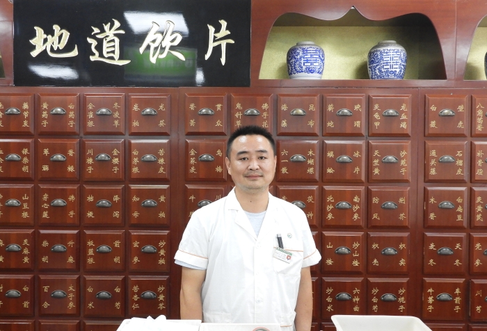 5-2.安徽省-蕪湖市-鏡湖區(qū) -安徽元初藥房連鎖有限公司蕪湖九華中路二分店-劉冰(工作照) 5-2.安徽省-蕪湖市-鏡湖區(qū) -安徽元初藥房連鎖有限公司蕪湖九華中路二分店-劉冰(工作照)