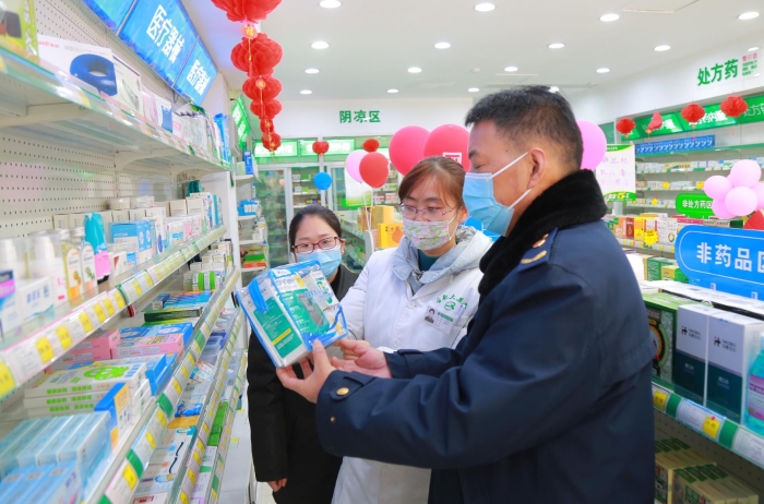 圖為該局監(jiān)管人員在一家藥店檢查。（楊發(fā)苗 攝）