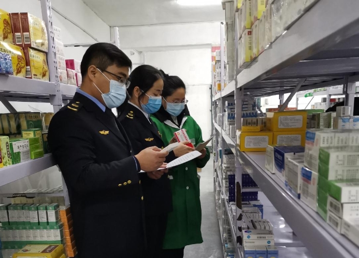 圖為該分局監管人員在一家藥品零售連鎖企業檢查。