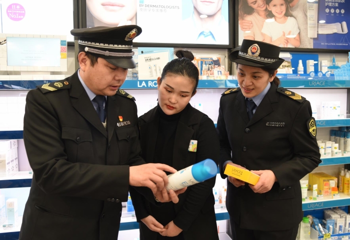 圖為開(kāi)封市市場(chǎng)監(jiān)管部門(mén)執(zhí)法人員正在一家化妝品經(jīng)營(yíng)企業(yè)開(kāi)展化妝品檢查。