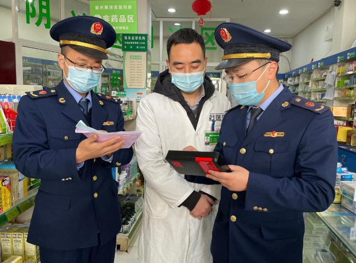 圖為該局執(zhí)法人員正在一家藥店經(jīng)銷的冬季滋補類藥品的進出臺帳信息進行認真核查。