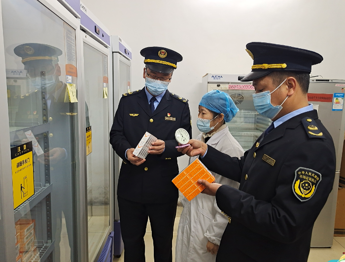 圖為1月5日?qǐng)?zhí)法人員在一家鄉(xiāng)鎮(zhèn)衛(wèi)生院檢查疫苗質(zhì)量。