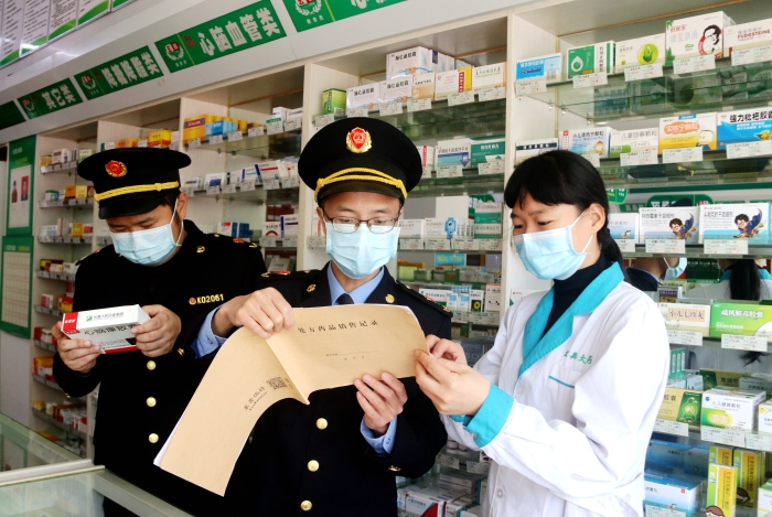 圖為1月7日該局執(zhí)法人員在一家藥店檢查。 圖為1月7日該局執(zhí)法人員在一家藥店檢查。