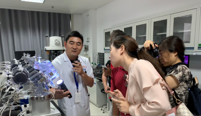   圖為山東省醫療器械和藥品包裝檢驗研究院工作人員在檢驗室開放日活動中向公眾介紹人工心臟瓣膜檢驗過程。