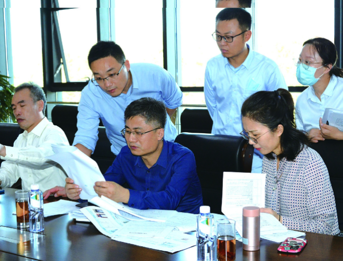 圖為山東省藥品不良反應監測中心工作人員現場指導企業開展醫療器械不良事件監測工作。（趙玉娟 攝）