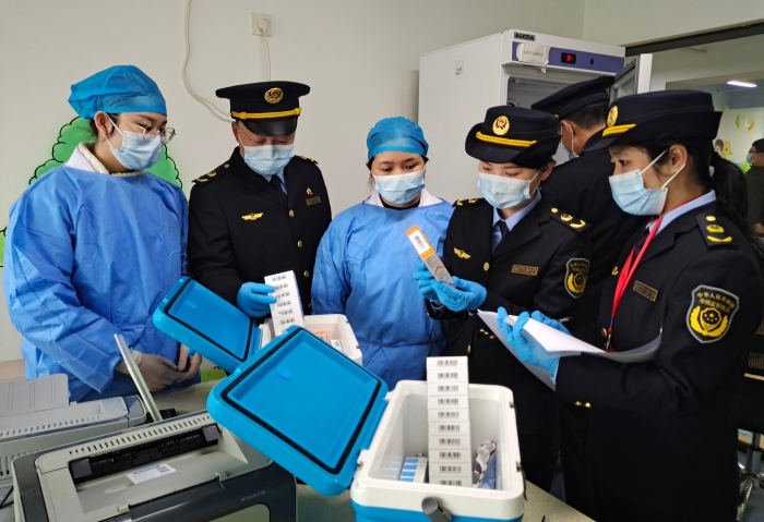 圖為1月20日執法人員在一家鄉鎮衛生院檢查疫苗。