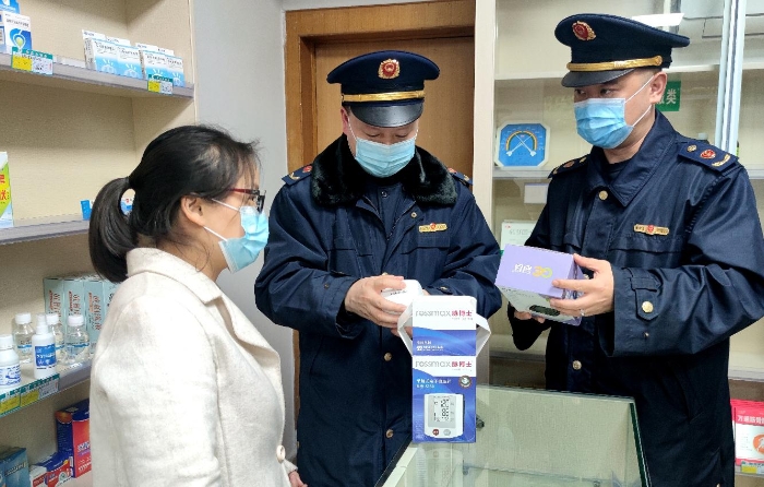 圖為該局執法人員在一家電商企業檢查線下藥械質量。