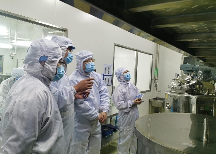 圖為1月14日，監管人員在特殊藥品生產企業口服溶液劑生產線開展檢查。