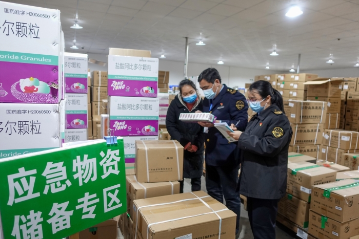 圖為廣西壯族自治區藥監局百色檢查分局實地檢查防疫藥品質量安全。（黃丹 攝）