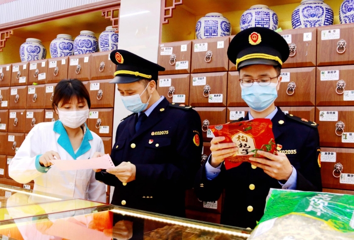 圖為2月14日，該局執(zhí)法人員在一家零售藥店檢查中藥飲片質(zhì)量。