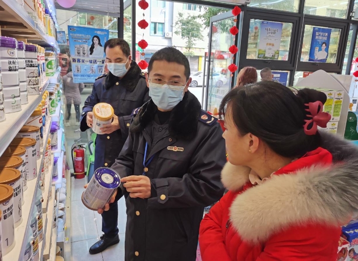 圖為執(zhí)法人員在一家嬰幼兒配方奶粉專賣店檢查。