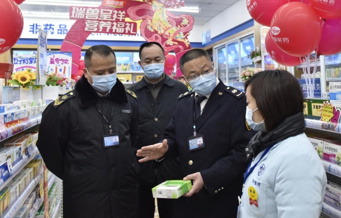 圖為該局執法人員在一家藥店檢查