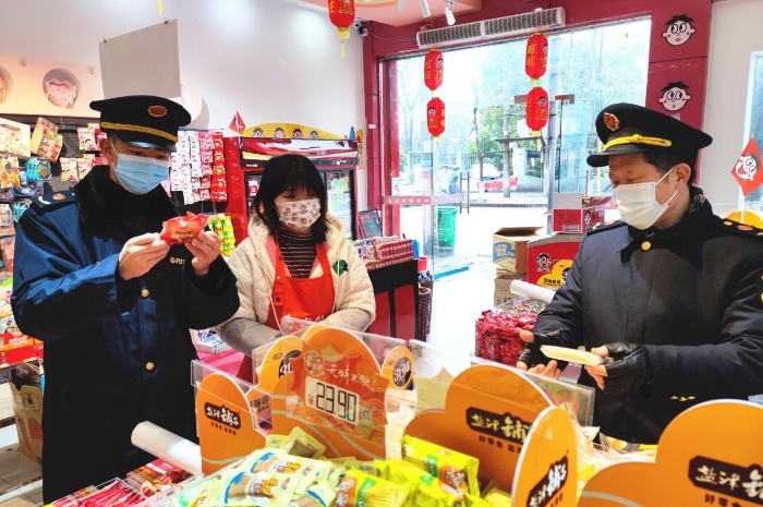 圖為執法人員在學校周邊超市檢查兒童食品質量。 圖為執法人員在學校周邊超市檢查兒童食品質量。