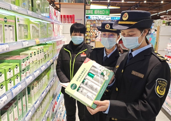 圖為該局執法人員在一商店檢查化妝品