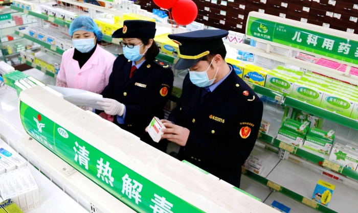 圖為該局執法人員在一家藥店檢查。