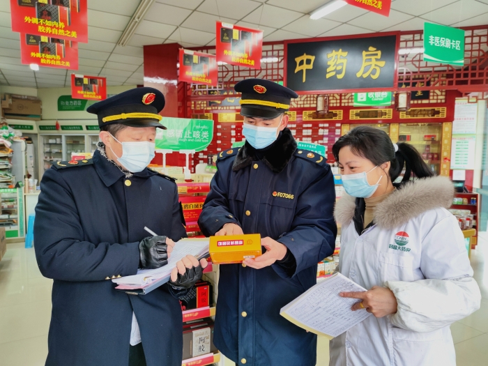 圖為執法人員人員在一家藥店檢查。