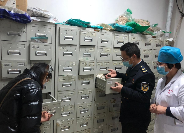 圖為庫爾勒市執法人員對中藥材進行檢查。