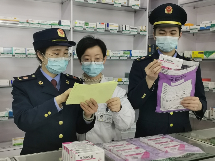 圖為執(zhí)法人員對一家藥店的婦科用藥開展抽樣檢查。