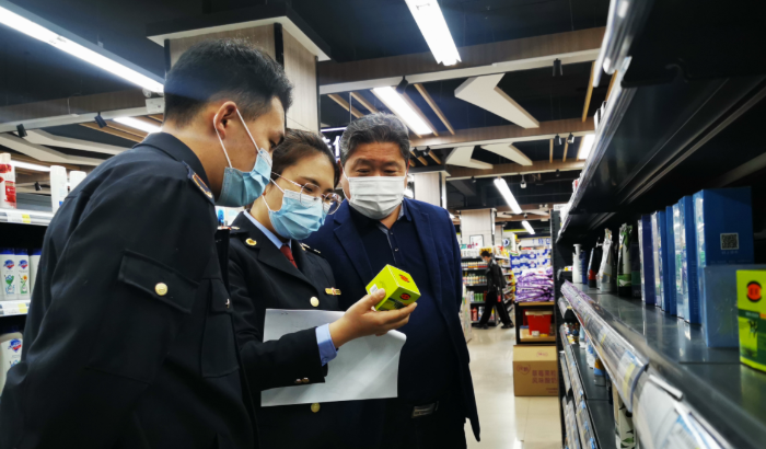 圖為執法人員在化妝品銷售現場進行檢查。