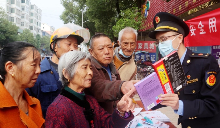 圖為該局工作人員在羅坊鎮(zhèn)集鎮(zhèn)向消費者講解如何識別假劣藥品。