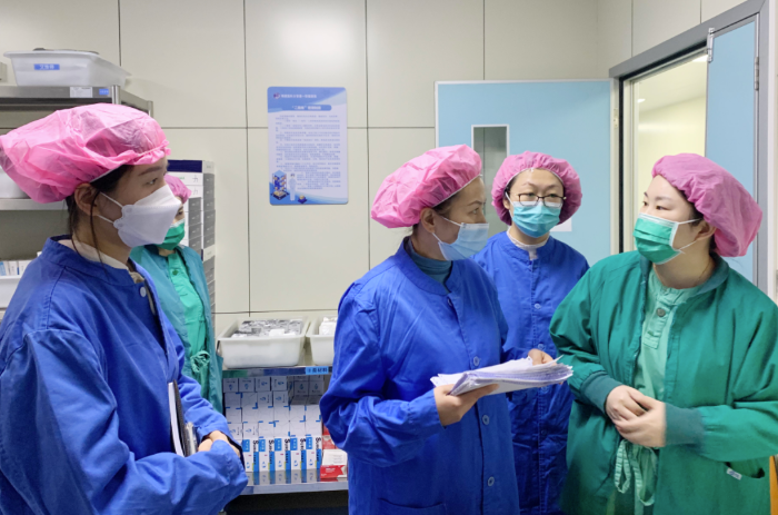 圖為執(zhí)法人員在醫(yī)院開展現(xiàn)場(chǎng)檢查。