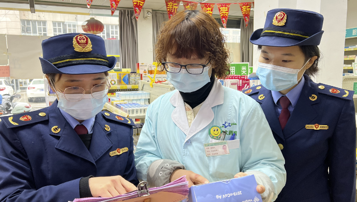 圖為執法人員檢查新冠病毒抗原檢測試劑購銷記錄。