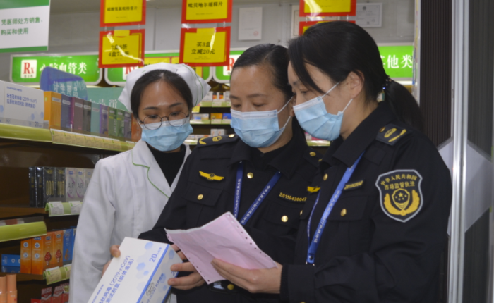 圖為執(zhí)法人員在藥店檢查。