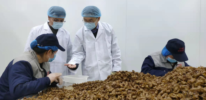 圖為執(zhí)法人員在中藥飲片生產(chǎn)企業(yè)進(jìn)行現(xiàn)場檢查。