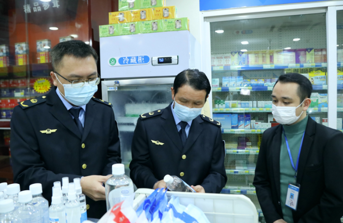 圖為執法人員檢查口罩、酒精等防疫物資。