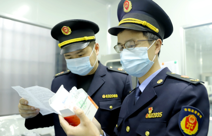 圖為執法人員在一家檢測機構檢查。