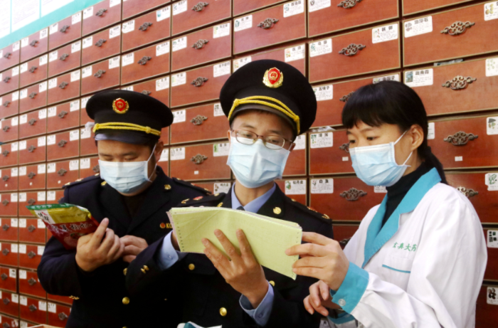 圖為執法人員檢查中藥飲片。