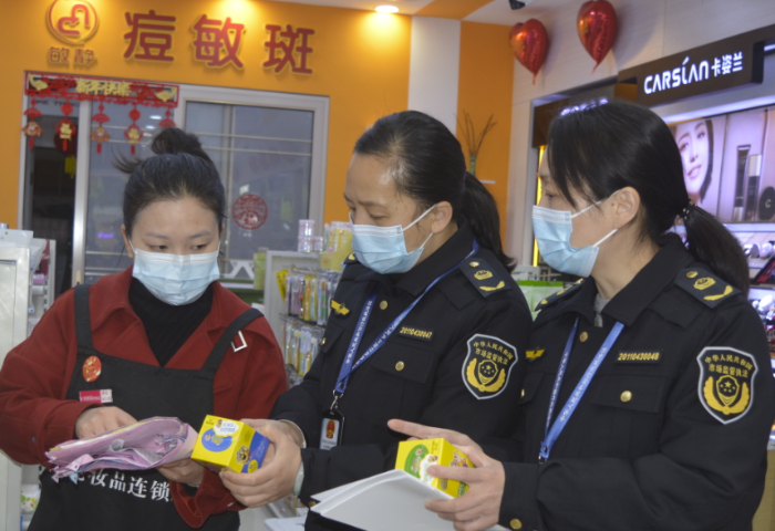 圖為執(zhí)法人員在化妝品經營單位檢查。
