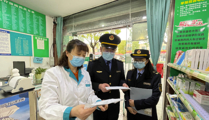 圖為執法人員在一家藥店檢查疫情防控情況。