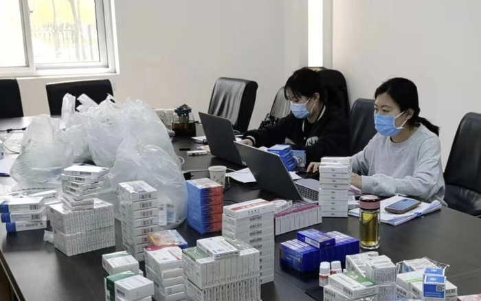 圖為工作人員開展抽檢活動。